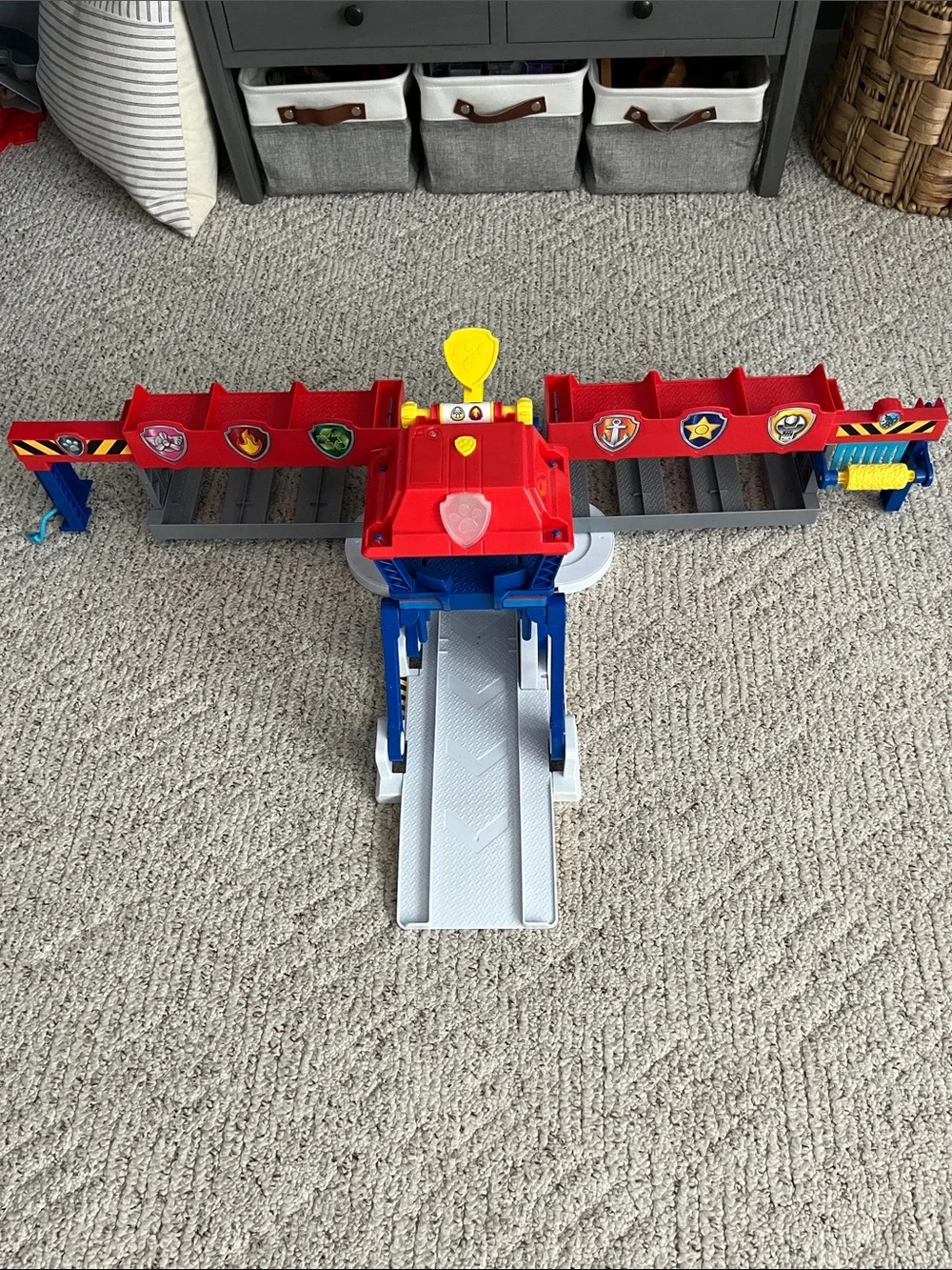Paw Patrol Big Truck Pups Truck Station and Chase Truck & Figure